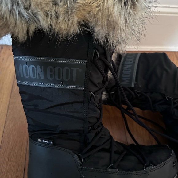 Moon Boots ProTECHt Hi-Top Monaco Boots in Black - Picture 2 of 6